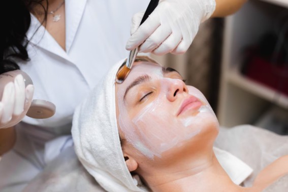 How a Deep Cleansing Facial Spa in Singapore Helps Improve Skin Health