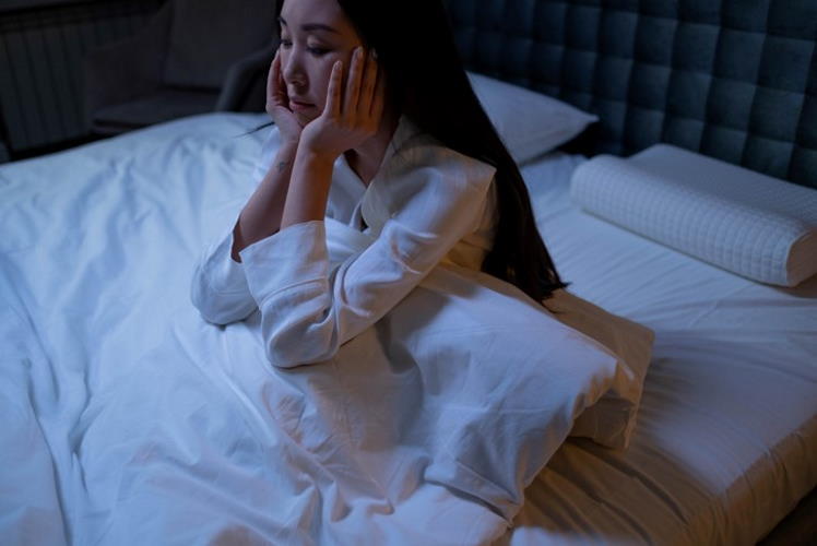 Why Is It Hard to Breathe When I Lay Down? Causes 2026