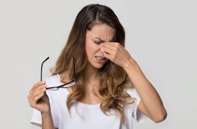 Why Does My Eye Hurt When I Rub It? Causes & Relief 2026
